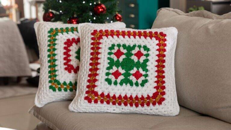 Almofada de Crochê Natalina: Enfeite Seu Natal Com Essa Peça!
