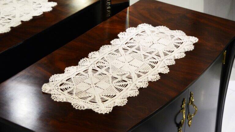 Caminho de Mesa em Crochê Bege: Um Modelo Lindo e Elegante!