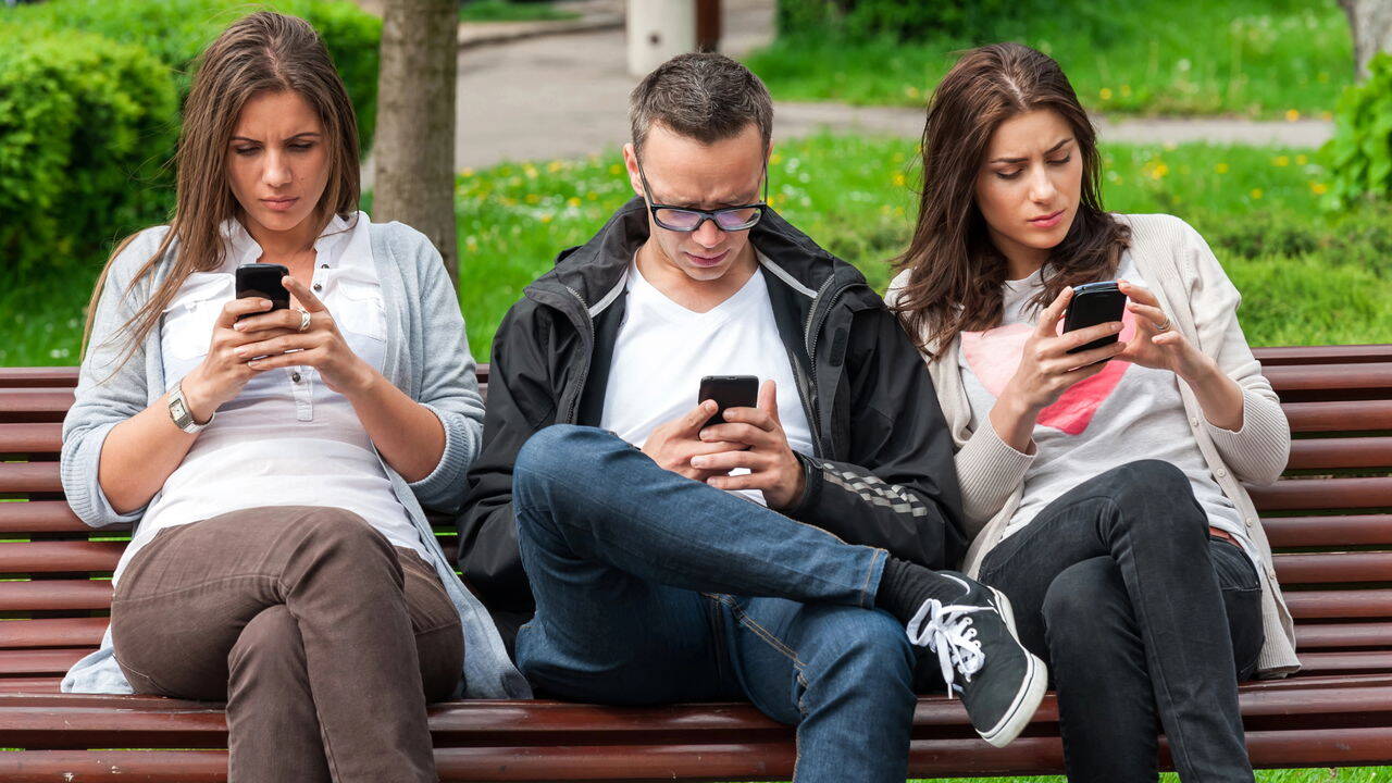 Redes Sociais: A Maior Ameaça à Autoestima dos Jovens?