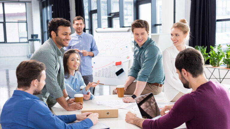 Feliz no trabalho, feliz na vida: como um ambiente positivo transforma sua autoestima.