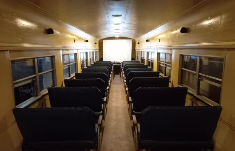 Cinema montado dentro de vagão de trem exibe filmes clássicos; veja programação