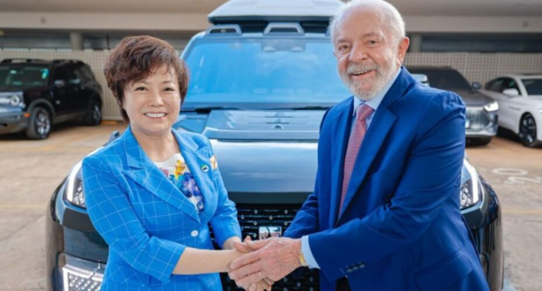 Lula se reúne com CEO da BYD, que anuncia lançamento de carro híbrido e criação de 10 mil empregos até 2025