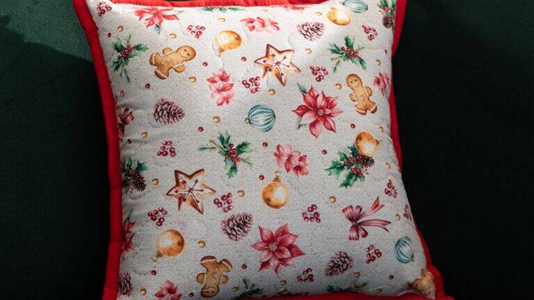 Almofada de Patchwork Natal: Estilo e Alegria para o Seu Lar!