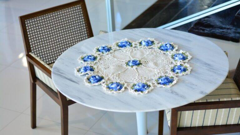 Toalha de Mesa em Crochê Floral: Elegância e Charme!