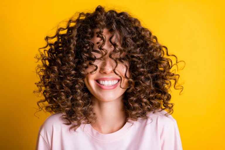 Como Ter um Cabelo Cacheado com Brilho e Cachos Definidos