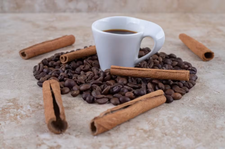 Canela no Café para Emagrecer? O Que a Ciência Diz Sobre Essa Tendência Viral