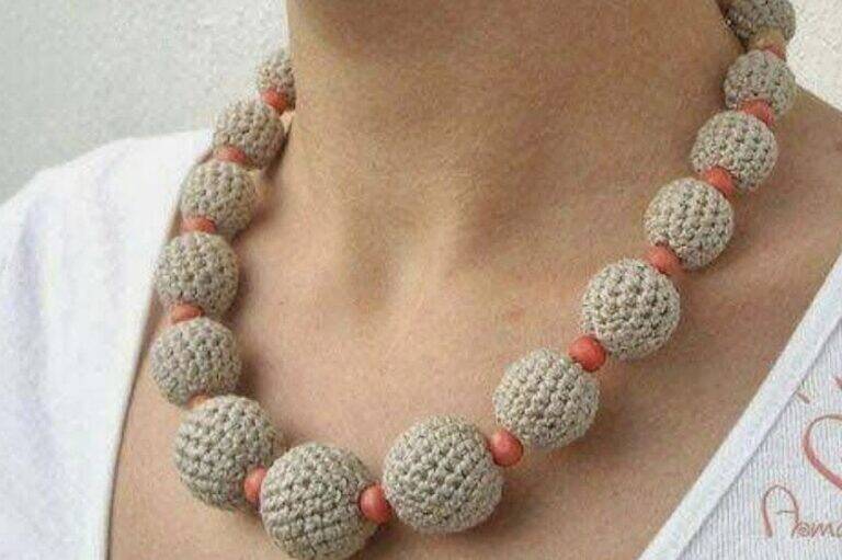 Colar Artesanal de Crochê Fashion com Esferas – Tutorial com Vídeo para Iniciantes