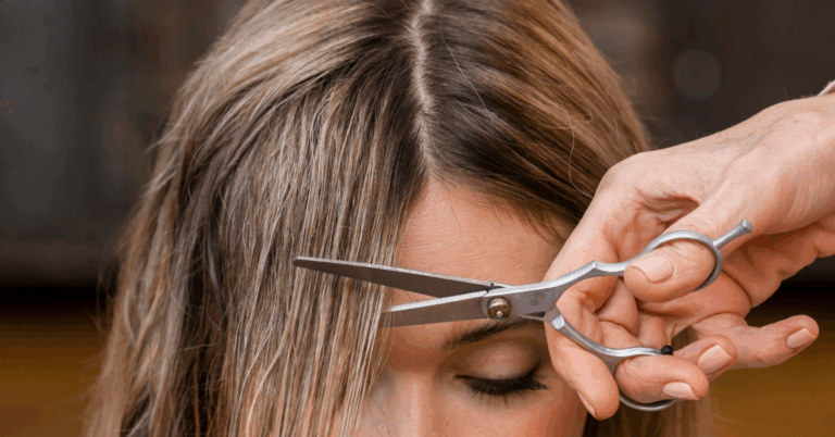 Foto de mulher cortando o cabelo em um salão