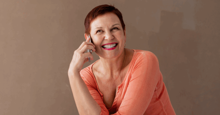 Mulher sorridente e confiante simbolizando como envelhecer com uma autoestima elevada