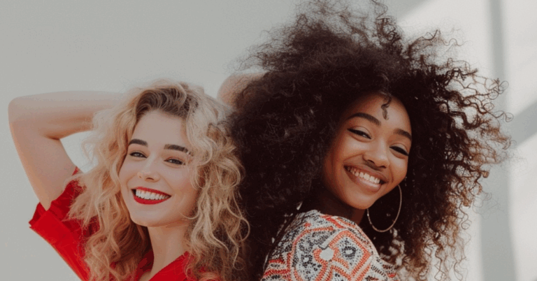 Imagem de duas mulheres, uma com cabelo cacheado e outra com cabelo crespo