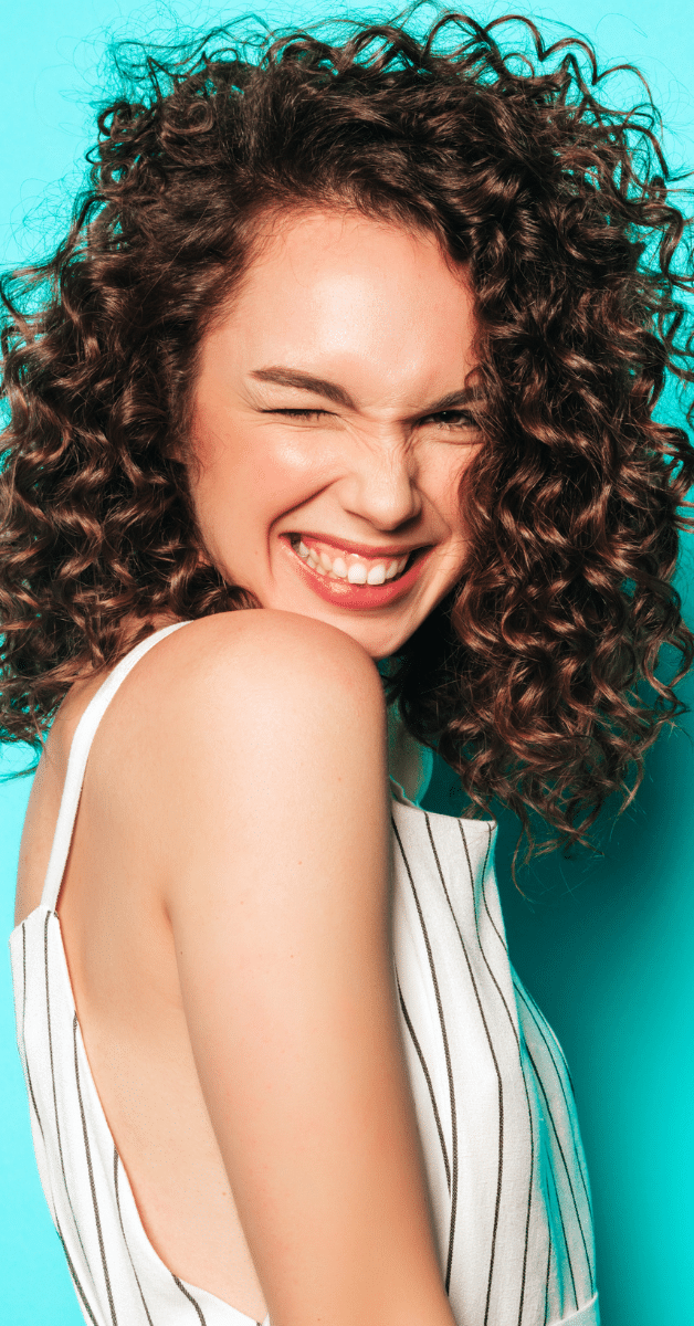 Mulheres com cabelos cacheados exibindo cachos nutridos sem frizz ou ressecamento (1)