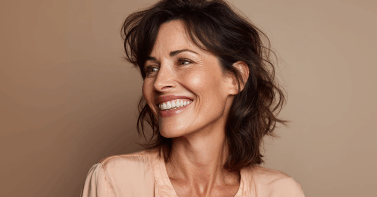 Mulher com 50 anos em média feliz e sorrindo representando uma pessoa com autoestima elevada
