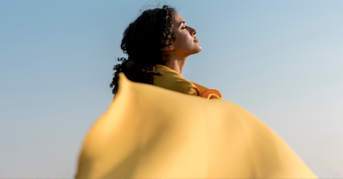 Mulher com manto amarelo, cor que simboliza otimismo