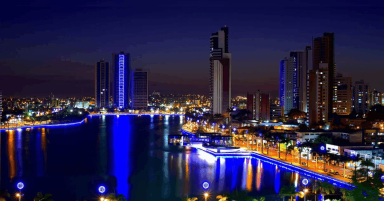 Vista noturna de Campina Grande, cidade que ocupa a 273ª posição no ranking nacional de qualidade de vida, entre mais de 5.500 municípios do Brasil.