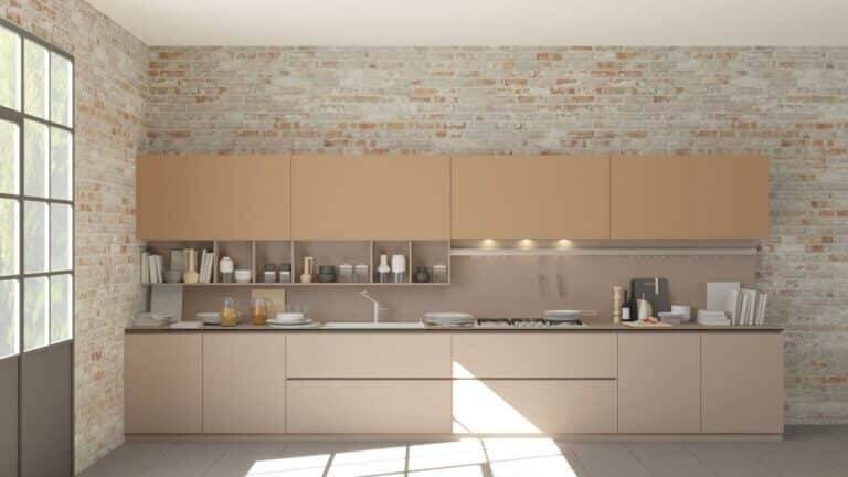 Adeus branco ou cinzento: 2025 tem a cor para aumentar o tamanho da cozinha sem obra