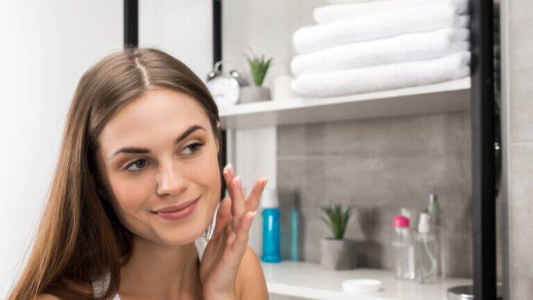 Cuidados com a pele que você deveria ter começado aos 20 anos, mas aprendeu aos 30