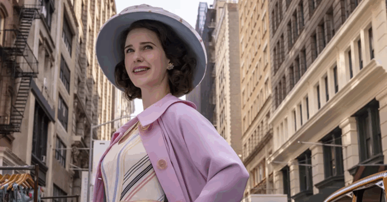 Personagem principal, Miriam “Midge” Maisel, interpretada por Rachel Brosnahan, em um dos visuais icônicos da série A Maravilhosa Sra. Maisel