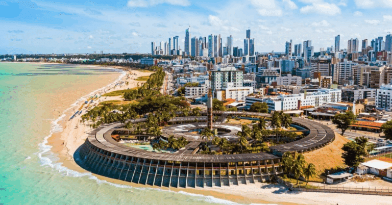 Vista aérea de João Pessoa na Paraíba, região nordeste do Brasil, região com um dos melhores custos de vida em 2025