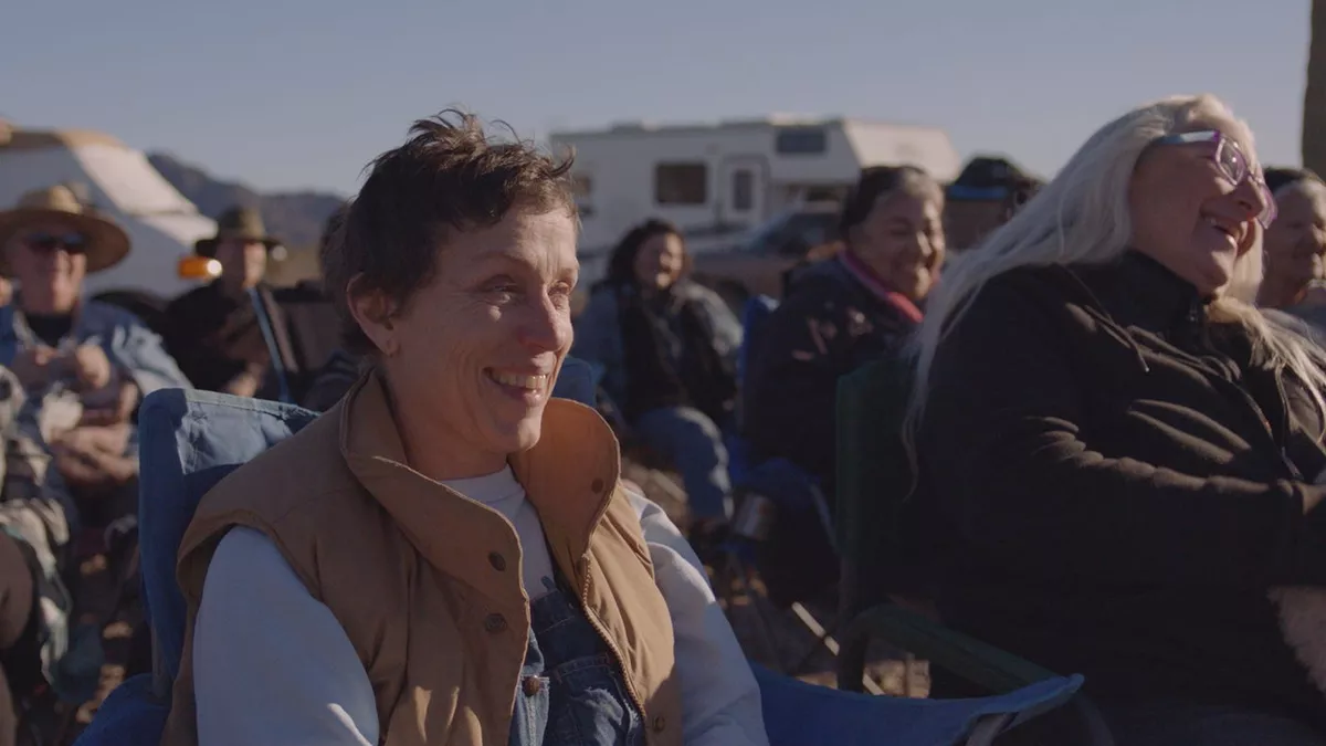 Frances McDormand, no papel de Fern, ao lado de verdadeiros nômades retratados em Nomadland
