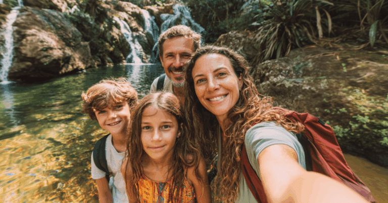 Imagem gerada por IA de Família sorridente em frente a uma bela cachoeira de águas cristalinas em Bonito (MS), aproveitando um dia de aventura e contato com a natureza. A imagem transmite alegria, união e o espírito de viagem inesquecível que o destino oferece.
