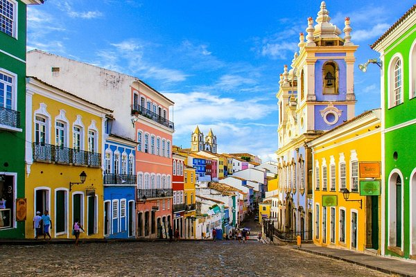 Rua do Pelourinho em Salvador, com casarões coloridos e arquitetura colonial, um dos principais pontos turísticos da Bahia