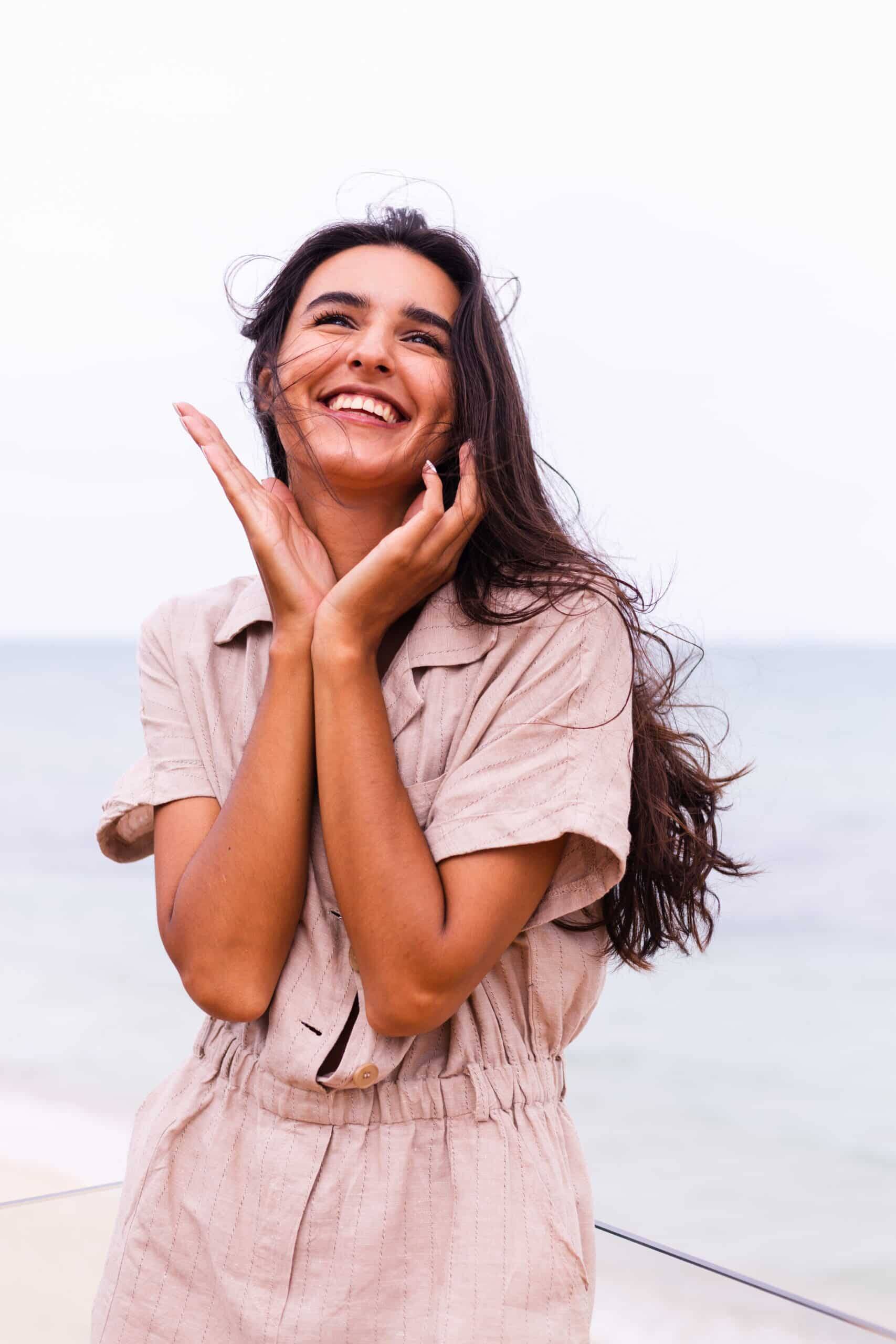 Mulher feliz representando alguém com uma autoestima saudável