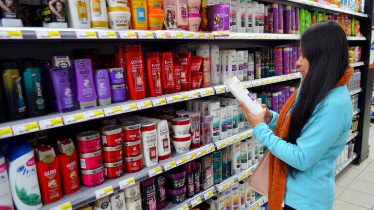 Anvisa anuncia apreensão e proibição de 8 cosméticos para cabelo