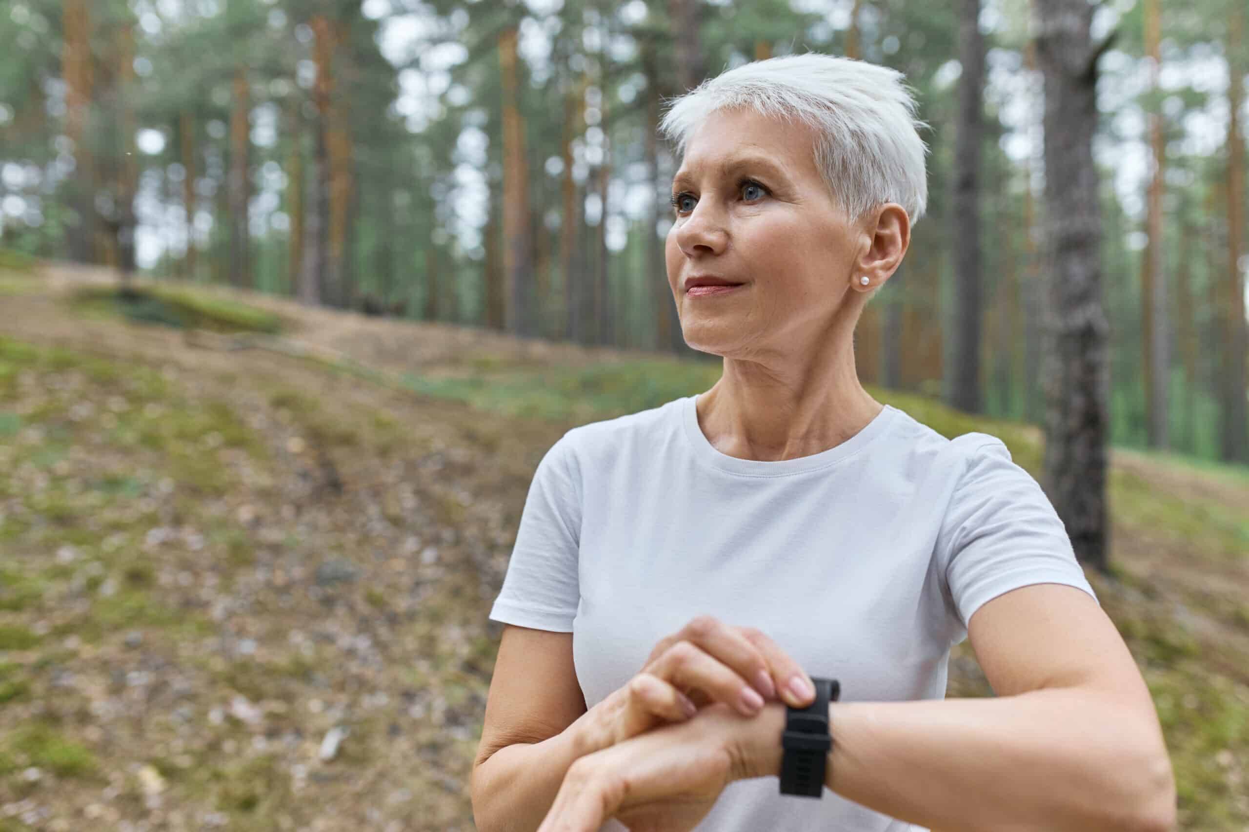 Mulher caminhando ao ar livre, simbolizando o cuidado com o corpo de forma leve e consciente após os 50 anos.