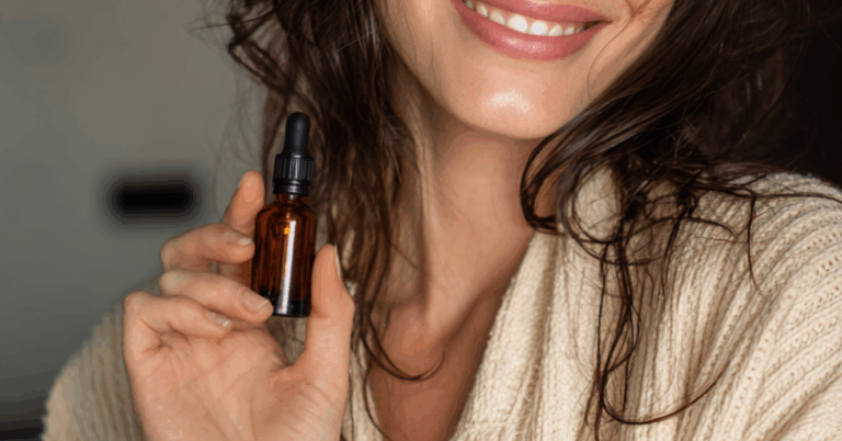 Mulher com um sérum de ácido hialurônico na mão