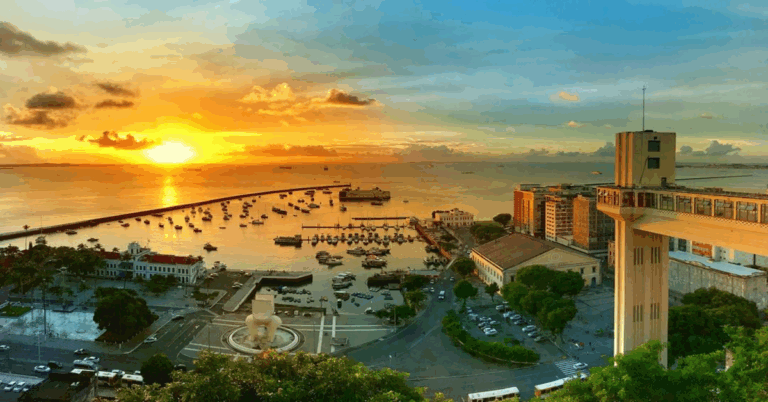 Vista do Elevador Lacerda em Salvador com o pôr do sol sobre a Baía de Todos-os-Santos. — Crédito da Foto: Sufotur/Divulgação Tatiana Aeviche e Setur