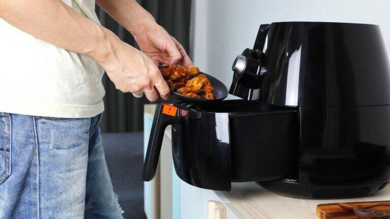 Homem usando airfryer