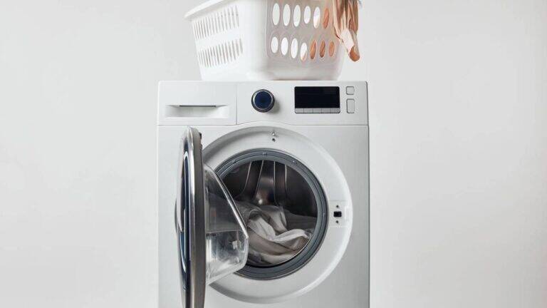Máquina de lavar roupas com a porta aberta