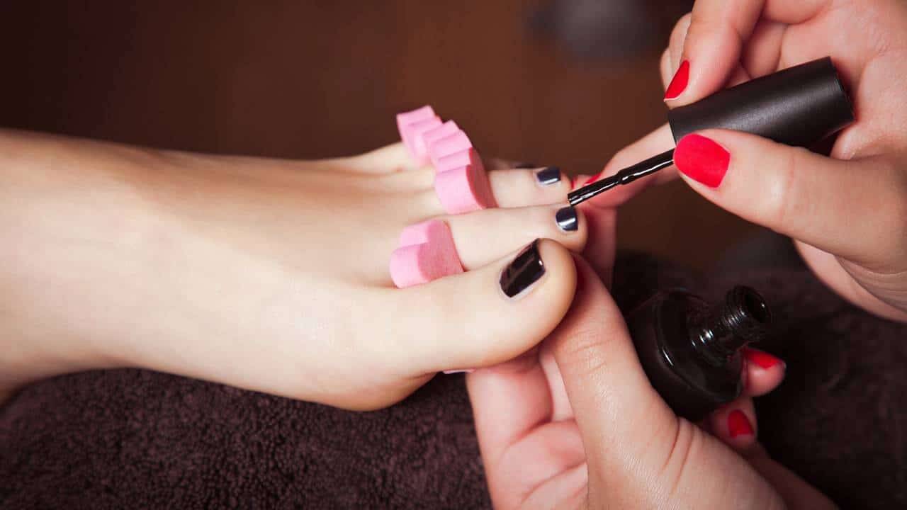 6 esmaltes neutros para os pés que estarão em alta nesse verão de 2026!