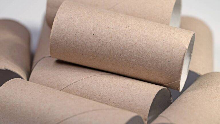 Papel higiênico acabou? Guarde os tubos e transforme-os em casinhas de Natal