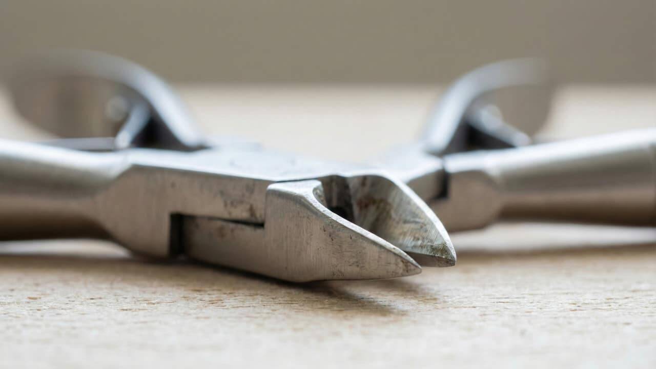 Fácil e rápido: aprenda como amolar alicate de unha em casa como o de manicure