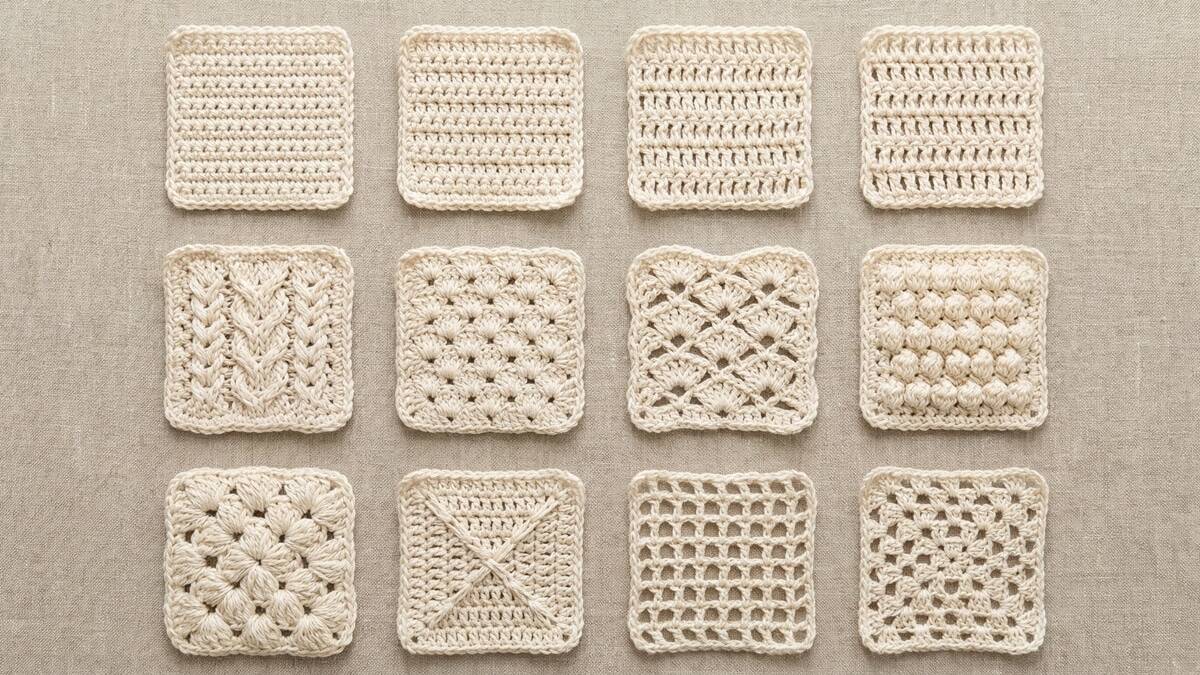 Doze amostras quadradas de diferentes pontos de crochê organizadas em grid sobre superfície neutra