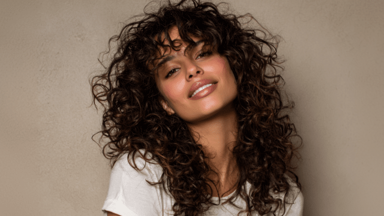 Mulher com cabelo cacheado