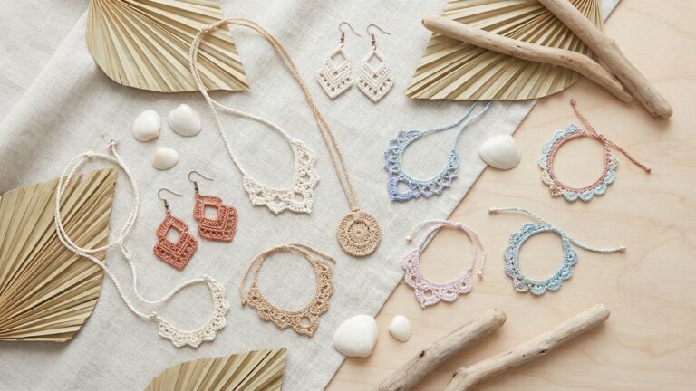 Bijuterias de croche artesanal em tons veranis apresentadas em flat lay com elementos naturais
