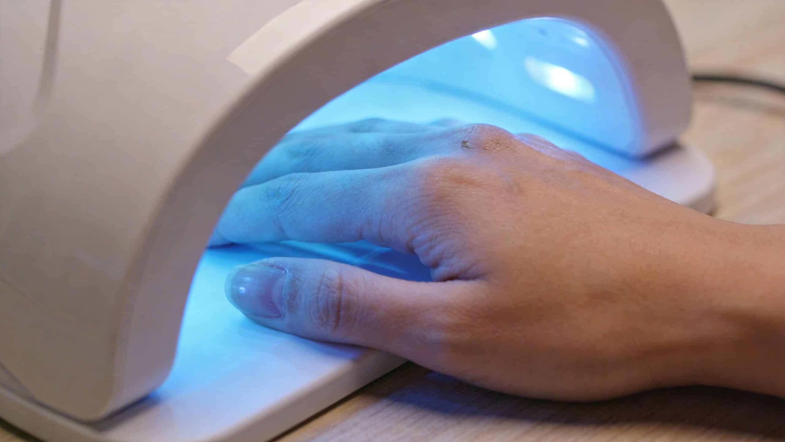Unhas em gel: como proteger a pele das mãos na hora de usar a maquininha de secar