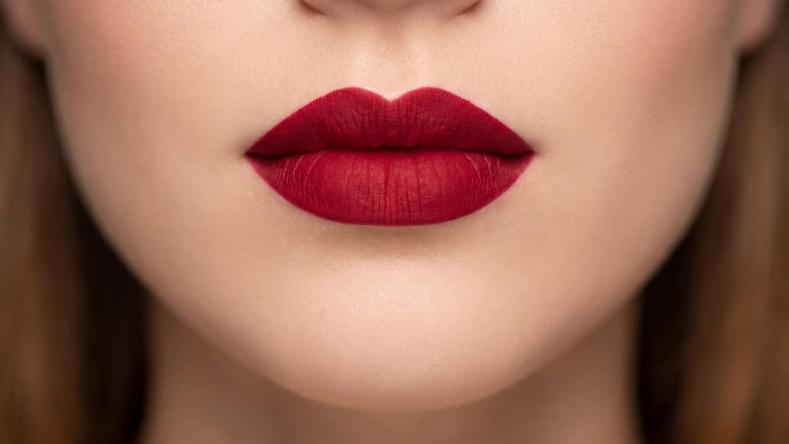 Lábios com batom vermelho perfeito e acabamento aveludado de longa duração