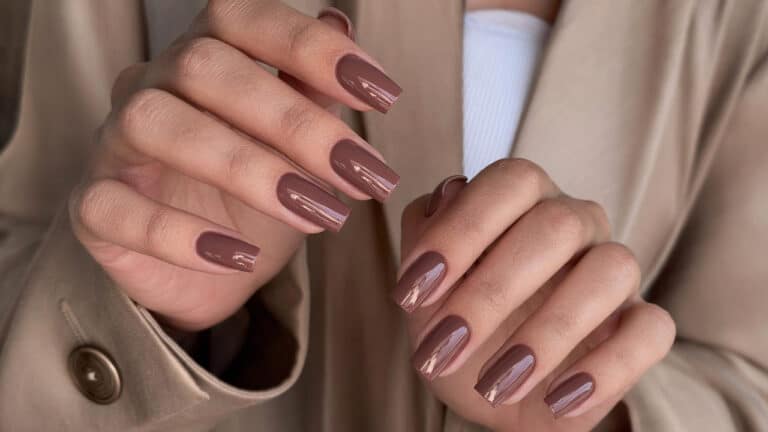 Unhas pintadas de marrom