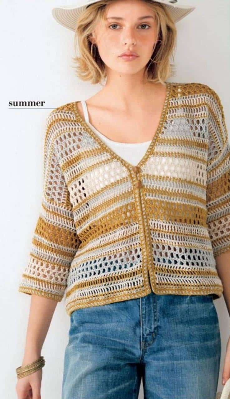 Mulher com blusa de crochê em estilo verão