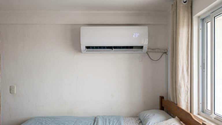 Ar-condicionado ligado em quarto de dormir