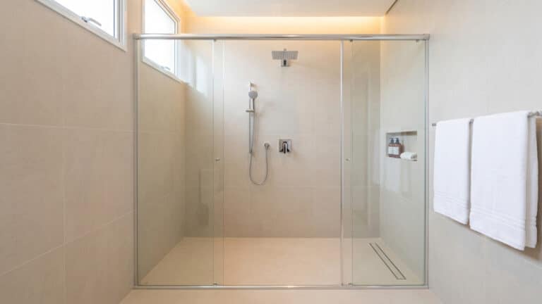 Box do banheiro limpo, brilhante e transparente com truque caseiro