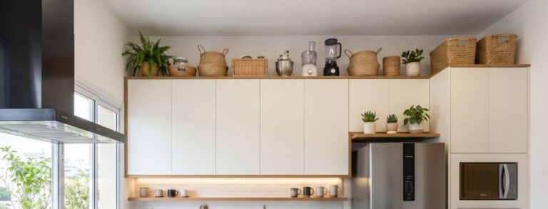 Cozinha moderna de casa com organização em dia por colocar os utensílios no topo dos armários