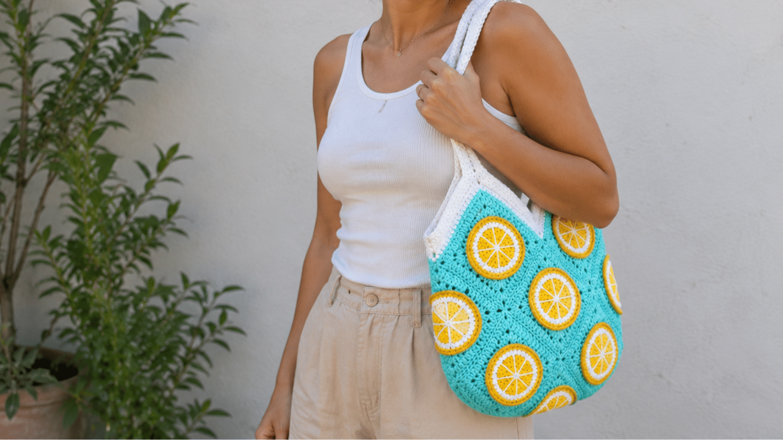 Bolsa azul de crochê com laranjas: a peça artesanal que deixa o look mais alegre