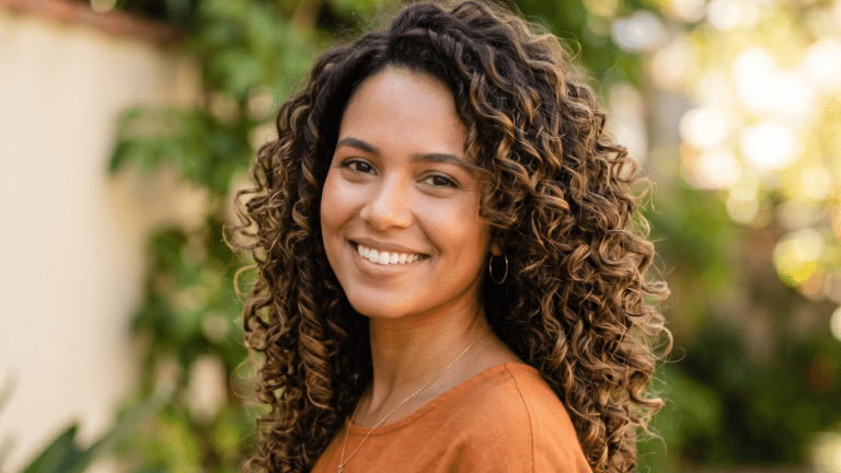 Mulher com corte em camadas