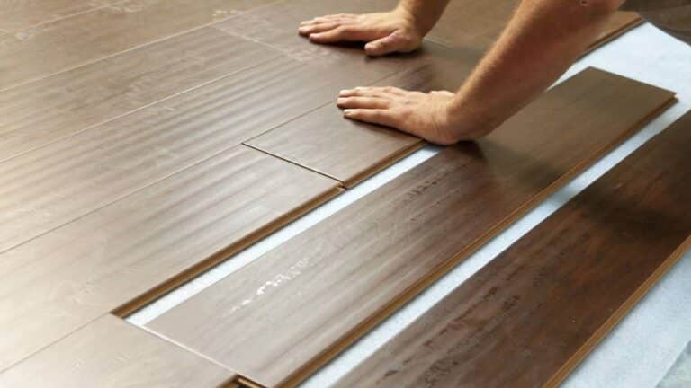 Instalação de piso vinílico em madeira laminada