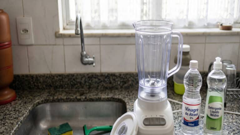 Liquidificador limpo sobre a pia graças a mistura de detergente com vinagre