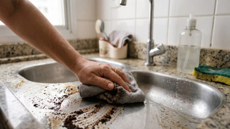 Pessoa realizando limpeza profunda com borra de café com vinagre